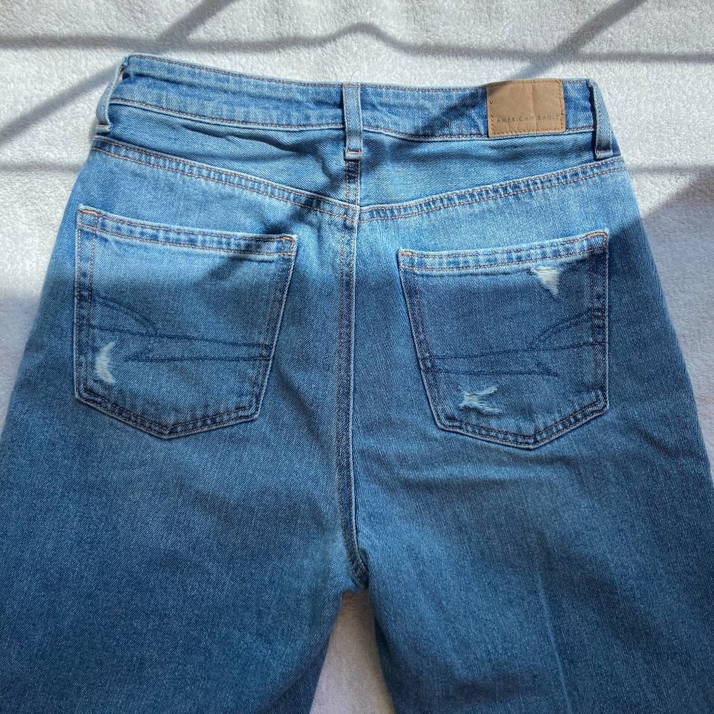 AMERICAN EAGLE RIPPED MID-RISE 90'S STRAIGHT JEAN